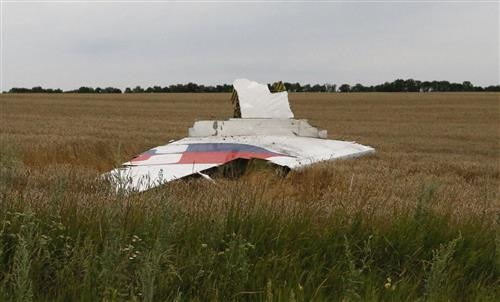Một phần mảnh vỡ của chiếc máy bay xấu số. Ảnh: Reuters