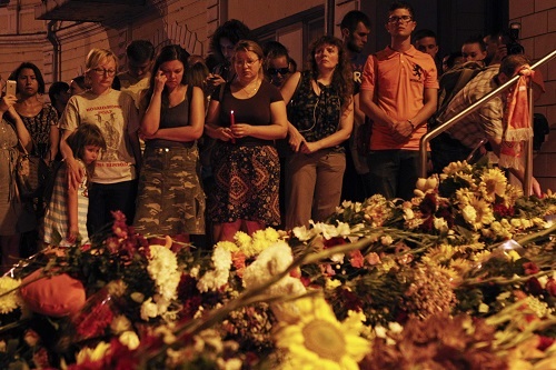 Người dân thắp nến và mang theo hoa tập trung ở Đại sứ quán Hà Lan để tưởng nhớ nạn nhân thiệt mạng trong vụ máy bay rơi. Ảnh: Reuters
