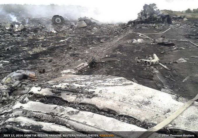 Mảnh vỡ tan tành từ hiện trường vụ rơi máy bay - Ảnh: Reuters