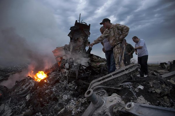 Người dân làng Grabovo có mặt tại hiện trường máy bay rơi (Ảnh: AP)