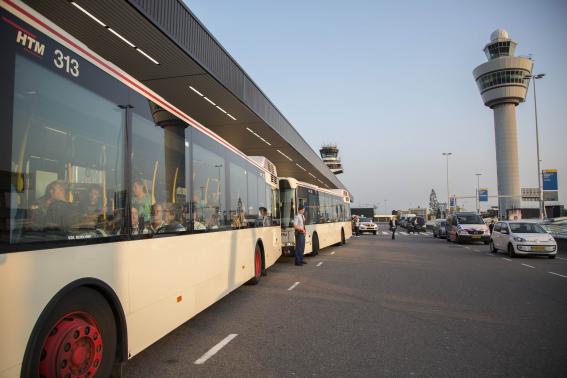 Thân nhân của những người bị nạn đợi trên xe buýt để được đưa đến một khu vực riêng biệt ở sân bay Schiphol