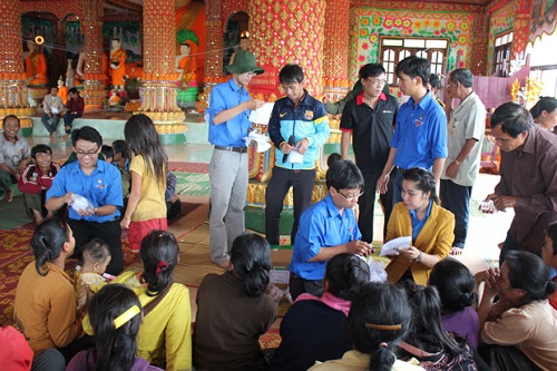 The city’s volunteers giving free medical examinations and medicines during their volunteer work in Laos in August 2013