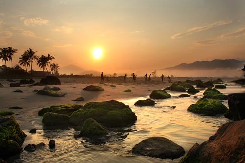 “Bien Chieu Nam o” (The Nam O Beach at Dusk) by photographer Quan Chung