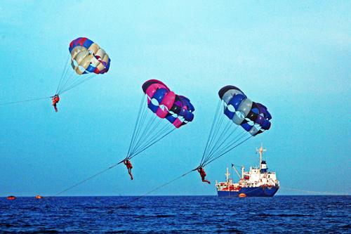 “Le Hoi Bien” (The Beach Tourism Festival) by Dang Dang Khoa