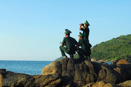        “Tuan Tra” (The Border Guard Force Observing Ongoing Activities at Sea) by Minh Thanh