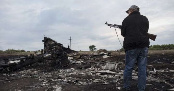 Phiến quân thân Nga đứng gác ở hiện trường nơi máy bay Malaysia rơi gần làng Hrabove, phía đông Ukraine, 19/7/2014.