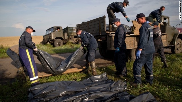  Các nhân viên tìm kiếm đang thu thập các thi thể tại hiện trường vụ thảm họa MH17. Ảnh: Getty