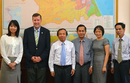 Vice Chairman Khuong (third left) and IGE representatives