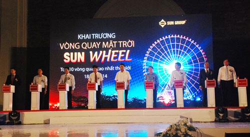 Pressing a button to inaugurate the observation wheel