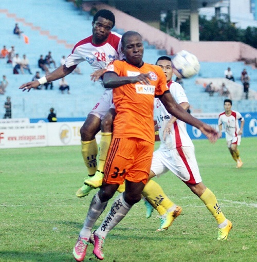 A collision between SHB DN’s striker Bernardo and Hai Phong’s midfielder Justice 