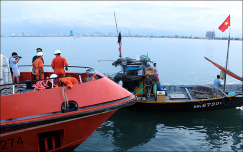 Fishing boat DNa 6730 after being towed back to the mainland (photo: vov.vn)