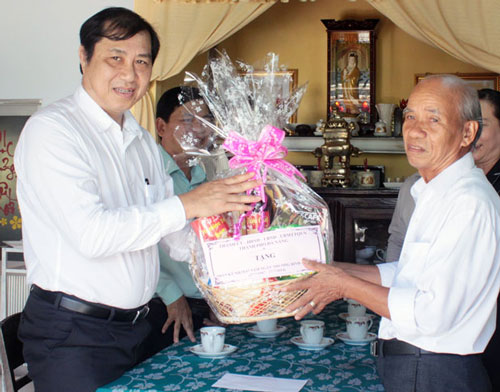  Vice Chairman Tho (left) presenting a gift to war invalid An