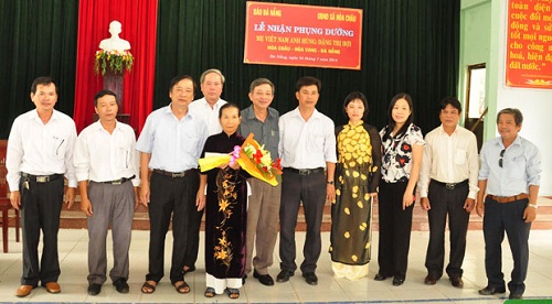 Vietnamese Heroic Mother Hoi and representatives from Da Nang Newspaper and Hoa Chau People’s Committee