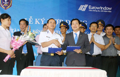 The agreement is signed to provide shatter-proof glass windows on Vietnamese coastguard ship 6006