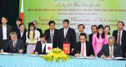 The leaders of Da Nang and Kanagawa Prefecture signing the Memorandum of Understanding