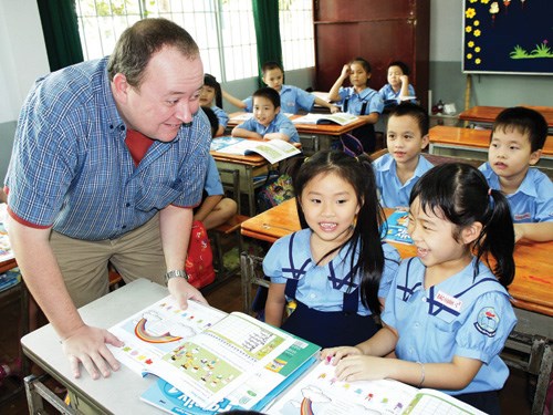 A foreign teacher teaches English at an elementary school in Ho Chi Minh City.