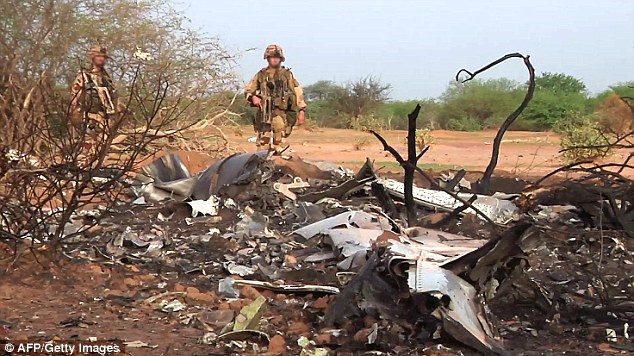 Quân đội Pháp bảo vệ hiện trường vụ máy bay Algeria rơi ở biên giới Mali-Burkina Faso