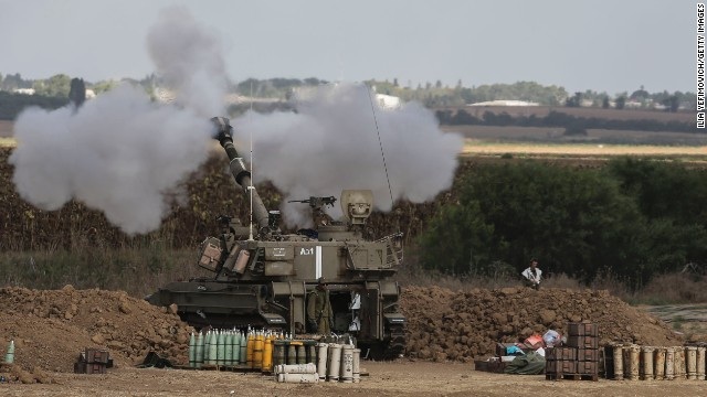 Xe tăng Israel đang oanh tạc dọc theo biên giới với Palestine trên Dải Gaza, ngày 25-7-2014. Ảnh: Getty