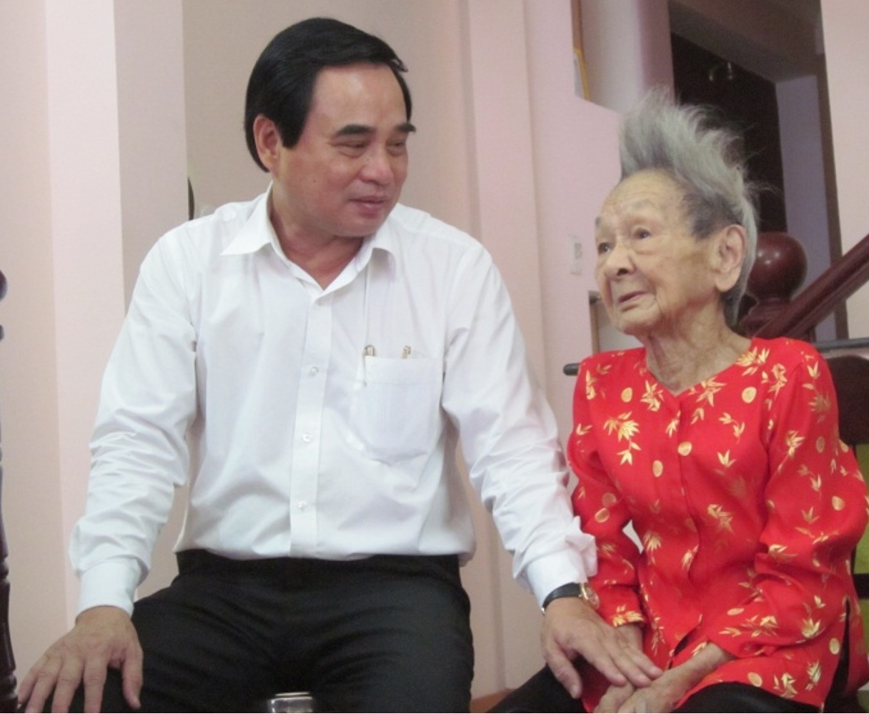 Chủ tịch UBND thành phố Văn Hữu Chiến ân cần thăm hỏi Mẹ VNAH Nguyễn Thị Nữ.