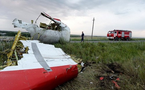 Một mảnh vỡ của máy bay MH17 (Ảnh AP)