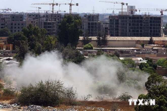 Khói bốc lên trong vụ tấn công tại sân bay Tripoli ngày 20/7. (Ảnh: AFP-TTXVN)