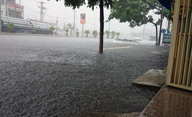 Chỉ với trận mưa to đầu mùa, đoạn đường Ngô Quyền đã bị ngập sâu cục bộ.