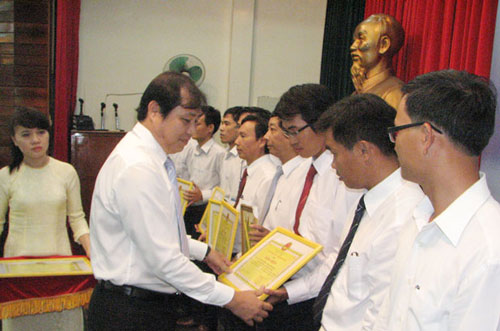 Honouring outstanding prize-winners at the 2013 Viet Nam Science and Technology Innovation Awards