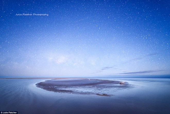 Hồ Eyre ở vùng hẻo lánh phía nam Australia như lột xác hoàn toàn trong bức ảnh ấn tượng với bầu trời đầy sao.