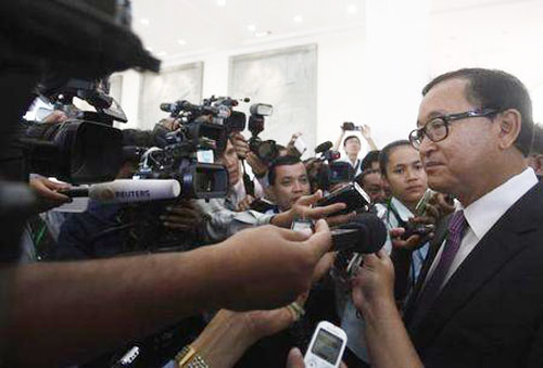 Ông Sam Rainsy trả lời báo giới tại Phnom Penh. Ảnh: Reuters