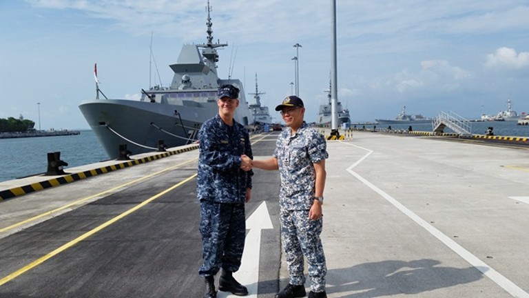 Phó đô đốc Hải quân Mỹ, Robert Thomas (trái) và Chuẩn đô đốc Hải quân Singapore, Timothy Lo bắt tay nhau tại buổi họp báo ngày 29-7-2014. Ảnh: Lok Kok Fai