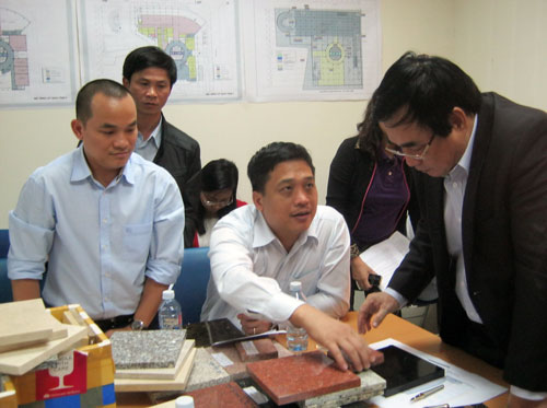 Chủ tịch UBND thành phố Văn Hữu Chiến thường xuyên kiểm tra, chỉ đạo kịp thời công tác quản lý điều hành dự án Trong ảnh: Lãnh đạo thành phố trực tiếp chọn mẫu vật liệu nhằm đảm bảo chất lượng và thẩm mỹ công trình.