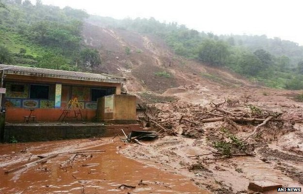 Mưa lớn đã gây ra vụ sạt lở đất vào đêm 29-7 tại bang Maharashtra, phía tây Ấn Độ. Ảnh: ANI News