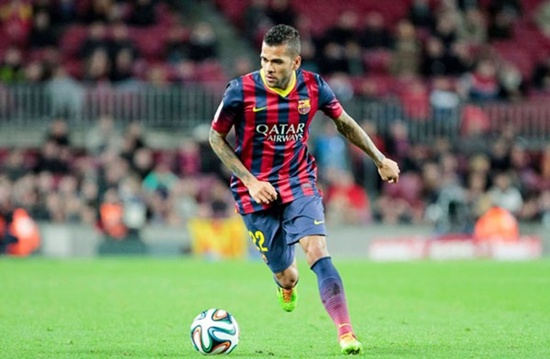 Hậu vệ phải: Dani Alves. 