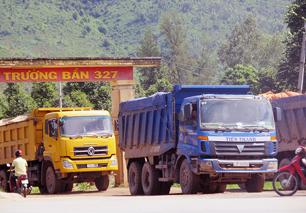 Xe ben vận chuyển đất khai thác trái phép ra khỏi cổng Trường bắn 327.