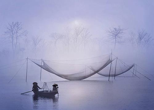 “Som Mai Yen Binh” (A Peaceful Moment in the Early Morning) by Nguyen Huu Khiem took a silver medal