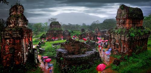  “Thap Co Ngay Mua” (The My Son Sanctuary on a Rainy Day) by Le Trong Khang also received a silver medal