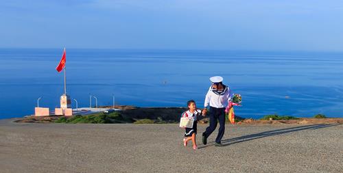      “Mam Non Cua Bien” (A Naval Soldier and a Little Girl who is the Future Generation of the Country's Sea and Islands), also by Le Trong Khang was given a bronze medal