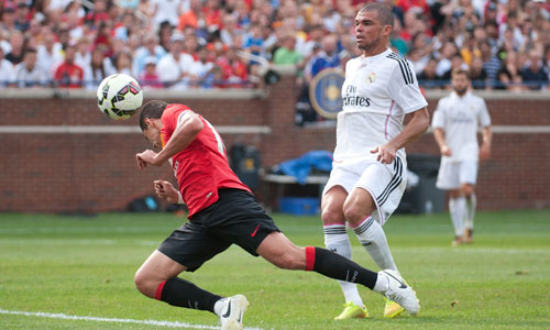  Chicharito (áo đỏ) trong pha đánh đầu ấn định tỷ số 3-1 cho Man Utd. Ảnh: Reuters.