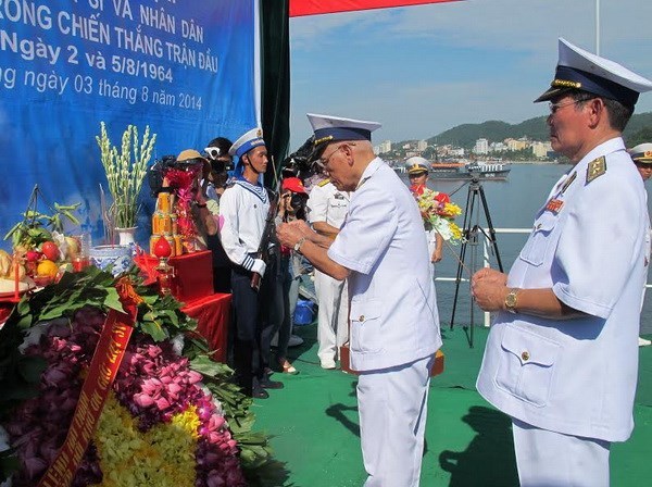 Thắp hương tưởng niệm các Anh hùng, liệt sỹ và nhân dân anh dũng hy sinh trong trận chiến đấu đánh đuổi tàu Maddox và máy bay Mỹ. 