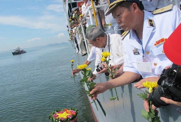 Thả hoa tưởng niệm các Anh hùng, liệt sỹ và nhân dân anh dũng hy sinh trong trận chiến đấu đánh đuổi tàu Maddox và máy bay Mỹ.