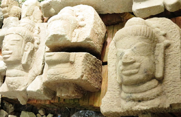 Phù điêu đầu thần Siva và hai phù điêu đầu người cầu nguyện được phát hiện tại khu phế tích.  						                         Ảnh: THANH TÂN