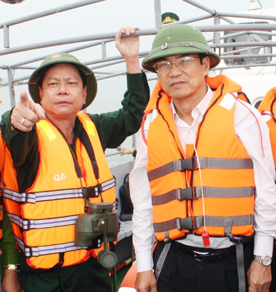 Lãnh đạo thành phố và Bộ đội Biên phòng khảo sát khu neo đậu tàu thuyền tránh bão trên vịnh Đà Nẵng.