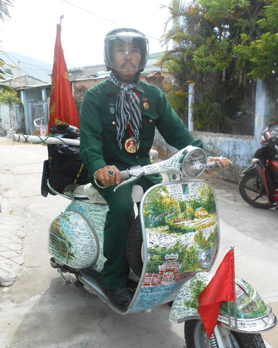 Nghệ sĩ Quang Đạt đi xuyên Việt với chiếc xe Lambretta độc đáo. 