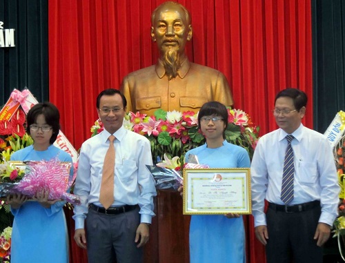 Thuy Duong (first left) and Nguyet Hang (second right) receiving their Certificates of Merit