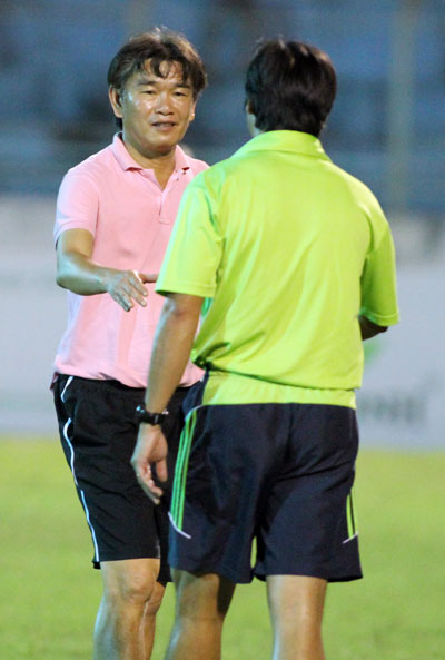 Coaches Phan Thanh Hung (left) and Le Huynh Duc