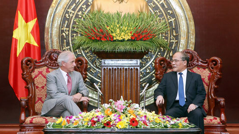 NA Chairman Nguyen Sinh Hung (R) welcomes Senator Bob Corker in Hanoi (Photo:VNA)