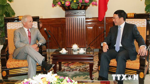 Deputy FM and FM Pham Binh Minh (R) and  Senator Bob Corker.
