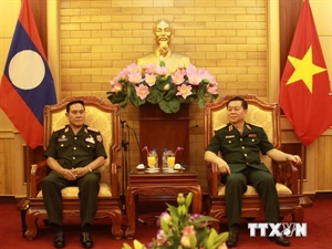 Lieut. Gen. Nguyen Trong Nghia, deputy head of the VPA’s General Department of Politics receives Colonel Buakham Khumisuk, head of the Lao People’s Army Trade Union (Source: VNA)