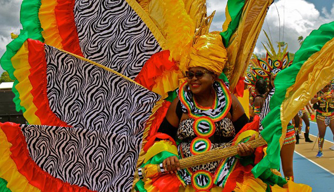 Trang phục dùng trong lễ hội được thiết kế công phu, cầu kỳ với nhiều màu sắc sặc sỡ, tươi vui.