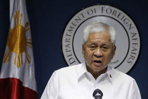 Ngoại trưởng Philippines Albert del Rosario đến Naypyidaw với “kế hoạch 3 bước”. 			Ảnh: Reuters